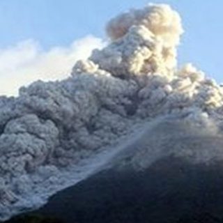 Gunung Merapi meluncurkan awan panas