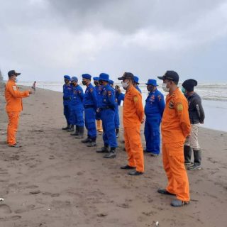 Tim Basarnas Semarang bersiap mencari awak Kapal Pandu Logindo yang dilaporkan hilang