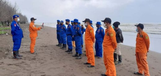 Tim Basarnas Semarang bersiap mencari awak Kapal Pandu Logindo yang dilaporkan hilang