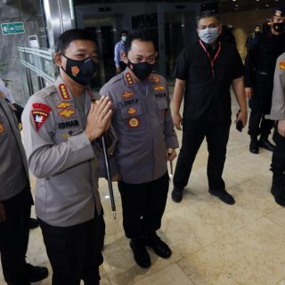 Kapolri Jendral Pol Idham Aziz ikut mendampingi calon Kapolri Komjen Pol Listyo Sigit Prabowo melakukan uji kepatutan dan kelayakan di Komisi III DPR RI, Rabu (20/1)