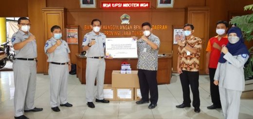 Kepala Jasa Raharja Cabang Utama Jawa Tengah Jahja Joel Lami menyerahkan bantuan ”Donasi untuk Sesama”.