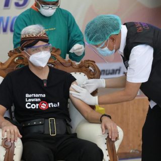 Gubernur Jateng Ganjar Pranowo saat disuntik vaksin Covid-19