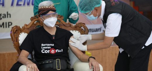 Gubernur Jateng Ganjar Pranowo saat disuntik vaksin Covid-19