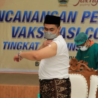 Gus Yasin menunjukkan bekas tanda penyutikan Covid-19
