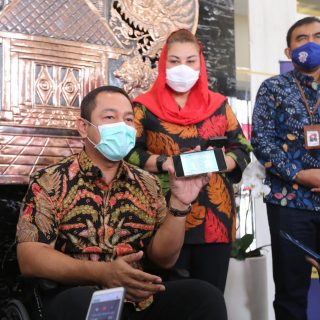 Wali Kota Semarang Hendrar Prihadi memberikan contoh pelaporan pajak melalui E-Filing