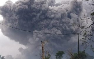 Letusan Gunung Semeru menimbulkan asap hitam di sekitar sekitarnya