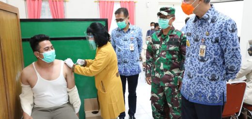 Gubernur Jateng Ganjar Pranowo mengecek pelaksanaan vaksinasi Covid-19 di salah satu puskesmas.