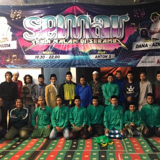 Para santri dari Kariska dan Sandal Nusantara berfoto bersama seusai menggelar Kolaberasi Mujahadah.