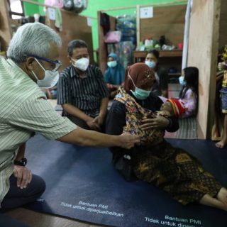 Ganjar melihat Jordan, bayi Tri Wahyuni yang lahir di pengungsian Merapi