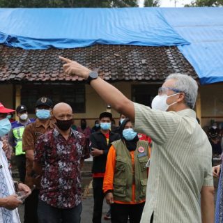 Gubernur Ganjar Pranowo menengok dapur pengungsian Merapi