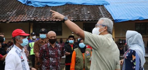 Gubernur Ganjar Pranowo menengok dapur pengungsian Merapi