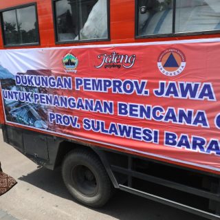 Gubernur Jateng Ganjar Pranowo melepas tim relawan dan bantuan logistik ke Sulawesi Barat