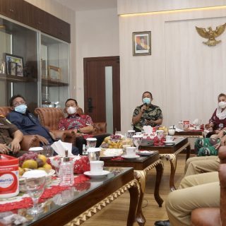 Wali Kota Semarang Hendrar Prihadi memimpin rapat evaluasi PKM dengan tetap menggunakan protokol kesehatan.