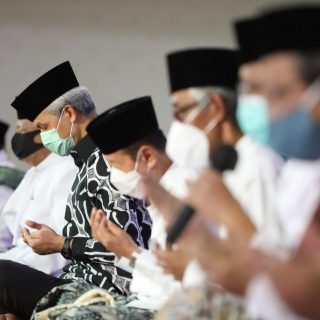 Peserta Doa Bersama Lintas Agama khusyuk berdoa, berharap segala bencana segera berakhir