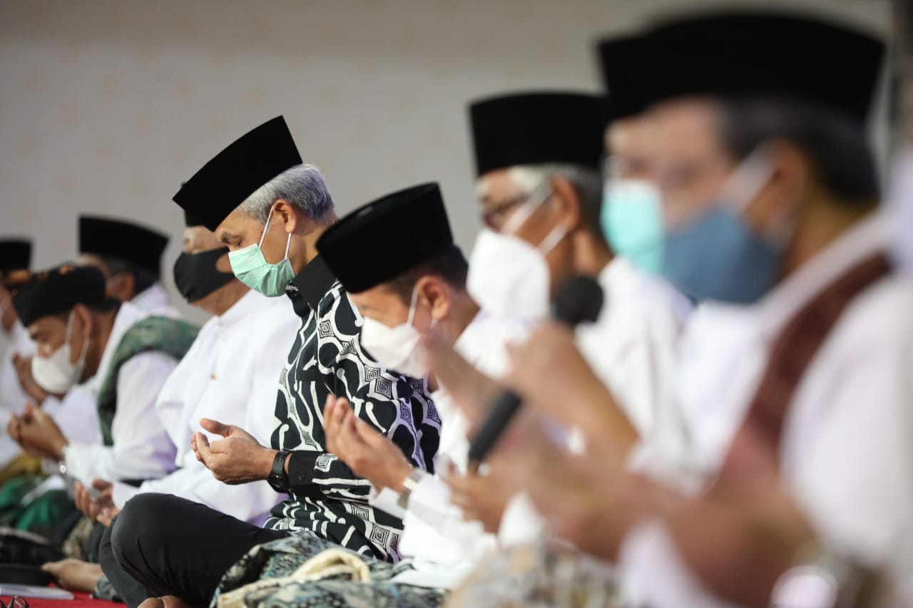 Peserta Doa Bersama Lintas Agama khusyuk berdoa, berharap segala bencana segera berakhir