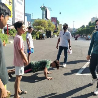 Pelanggar penerapan protokol kesehatan mendapat sanksi dari petugas.