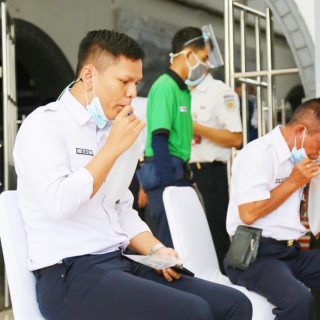 Dua pekerja PT KAI diambil sampel melalui hembusan nafasnya untuk kemudian dites dengan GeNose
