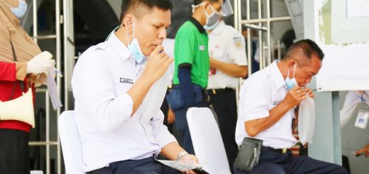 Dua pekerja PT KAI diambil sampel melalui hembusan nafasnya untuk kemudian dites dengan GeNose