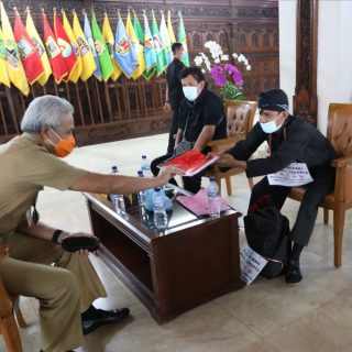 Gubernur Jateng saat menemui Lilik Yuliantoro, pejalan kaki Rembang-Semarang, di kantornya.