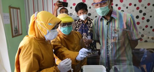 Gubernur Ganjar Pranowo saat meninjau pelaksanaan vaksinasi nakes di RSUD Sunan Kalijaga, Demak