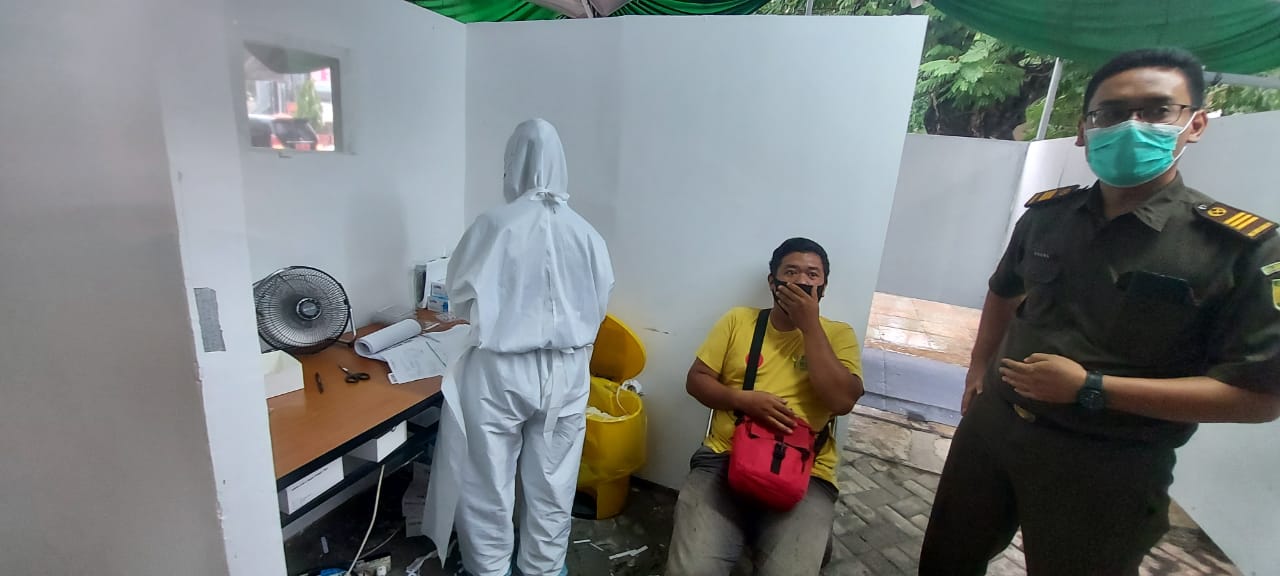 Terpidana Angga menjalani rapidtest sebelum dijebloskan ke LP Kedungpane, Semarang