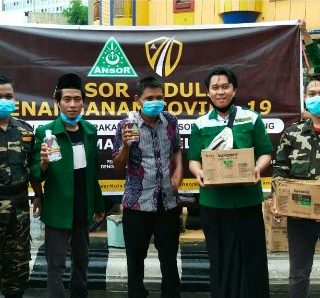 Pengurus GP Ansor Kota Semarang dan PAC GP Ansor Semarang Selatan berfoto bersama sebelum membagikan 150 paket bantuan sosial kepada para PKL.