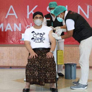 Wakil Gubenur Jateng Taj Yasin Maimoen mengenakan kaos saat disuntik kedua vaksinasi Covid-19.