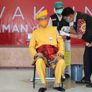 Gubernur Jateng Ganjar Pranowo menjalani vaksinasi kedua Covid-19