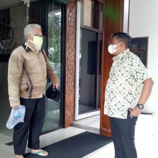 Terpidana Yossy Winarto (kiri) berbincang-bicang Kasi Intel Kejari Semarang Subagyo Gigih Wijaya (kanan).