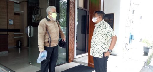 Terpidana Yossy Winarto (kiri) berbincang-bicang Kasi Intel Kejari Semarang Subagyo Gigih Wijaya (kanan).