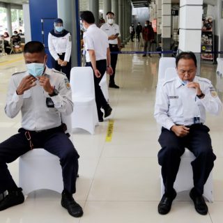 Dengan hembusan nafas yang disimpan pada kantong plastik, GeNose C19 bisa menditeksi ada atau tidaknya virus corona seseorang.