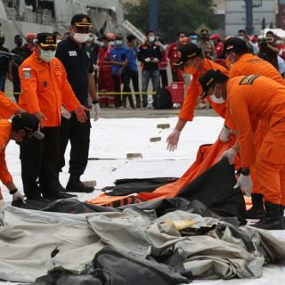 Korban kecelakaan pesawat Sriwijaya Air dikumpulkan tim SAR di kantong-kantong, sebelum diserahkan ke polisi.