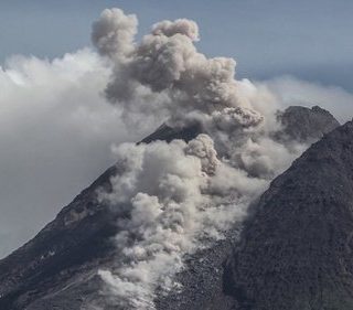 Gunung Merapi akhirnya meletus setelah beberapa kali menyemburkan abu panas.