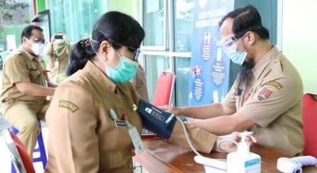 Para pegawai sipil negara (ASN) mengikuti program vaksinasi Covid-19