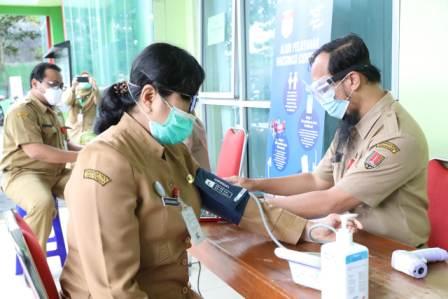 Para pegawai sipil negara (ASN) mengikuti program vaksinasi Covid-19