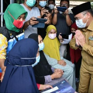 Keluarga korban kecelakaan Sriwijaya Air saat menunggu informasi soal nasib sanak saudaranya di posko penerangan, baru-baru ini.