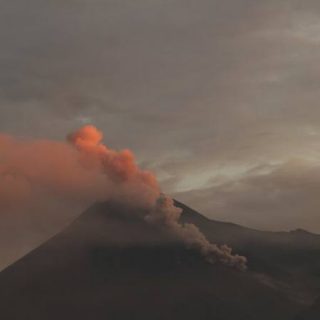Gunung Merapi meluncurkan awan panas