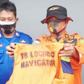 Tim Basarnas Semarang menunjukkan pakaian penyelamat yang digunakan awak Kapal Pandu Logindo