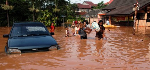 Dua orang wanita penyelamatkan barang-barangnya dari rendaman banjir