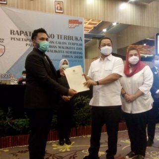 Ketua KPU Kota Semarang, Henry Cassandra Goeltom, menyerahkan berkas penetapan calon terpilih Pilwalkot Semarang kepada pasangan Hendi-Ita