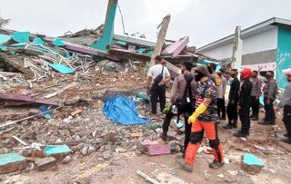 Sejumlah bangunan roboh setelah diguncang gempa bumi