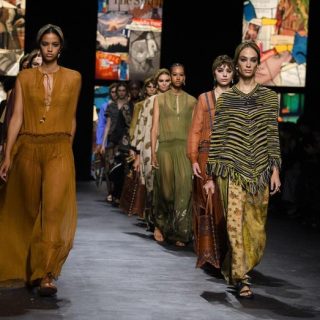 Para peragawati meliuk-liuk memamerkan busana yang berbahan dari kain tenun Endek Bali.