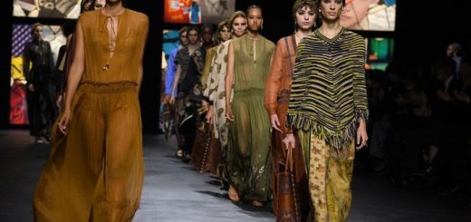 Para peragawati meliuk-liuk memamerkan busana yang berbahan dari kain tenun Endek Bali.