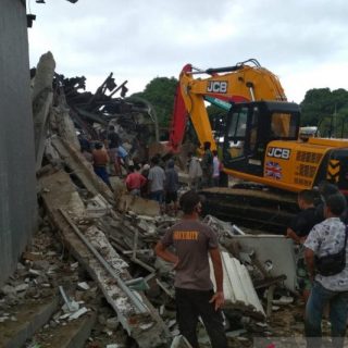 Proses evakuasi korban gempa Mamuju yang tertimbun reruntuhan bangunan