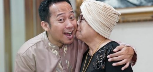 Denny Cagur mendapat ciuman mesra dari ibundanya.