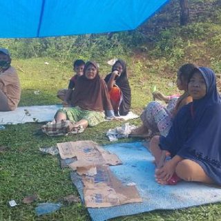 Masyarakat Sulbar korban gempa menunggu bantuan di pengungsian darurat