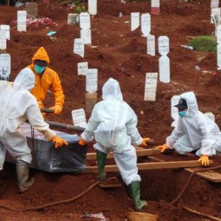 Tempat pemakaman khusus untuk para korban Covid-19 semakin kecil akibat tingginya tingkat kematian orang yang terpapar virus tersebut.