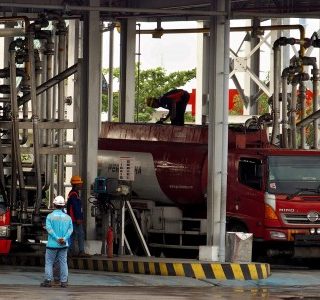 Armada pengangkut BBM dan LPG disiagakan Pertamina untuk memenuhi kebutuhan masyarakat lereng Merapi