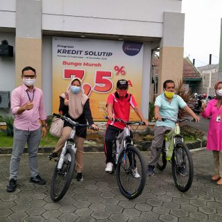 Para pemenang hadiah program kredit solutif