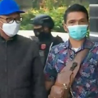 Dengan pengawalan anggota polisi, Gubernur Sulawesi Selatan Nurdin Abdullah dibawa masuk ke Gedung KPK